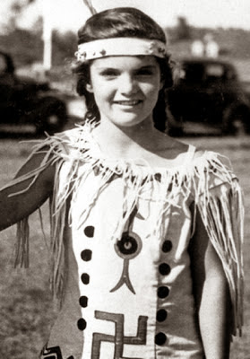Description: http://4.bp.blogspot.com/-SwEnzGInM6w/UpviY9ZucFI/AAAAAAAAInI/b7HblH-sioo/s1600/jackie+kennedy-00.jpg