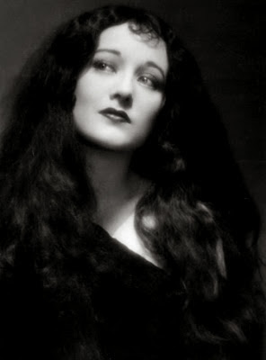 Description: http://1.bp.blogspot.com/-aCvKgkM9ibc/Upvnosj_FgI/AAAAAAAAIoQ/YAv_hEeSyYE/s1600/joan-crawford.jpg